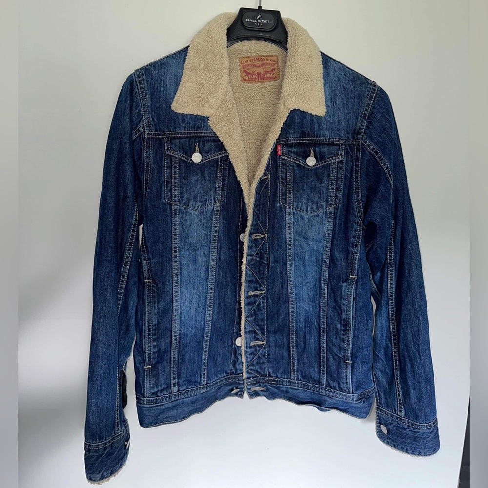 NOW AVAILABLE AT 2STIGO.THRIFT 🚨

LEVIS DENIM AVAILABLE FOR SIZE MEDIUM ‼️